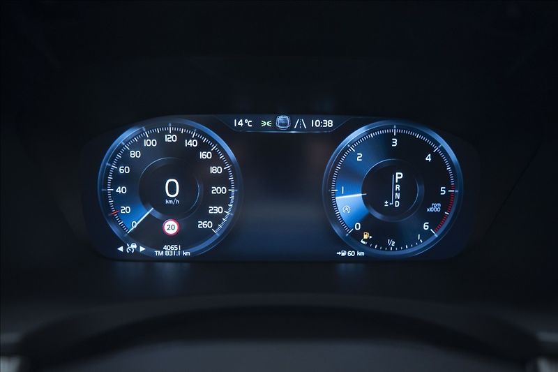 Volvo S90 2,0 D4 NAVI KAMERA 4x VÝHŘEV - fotka 35 z 42