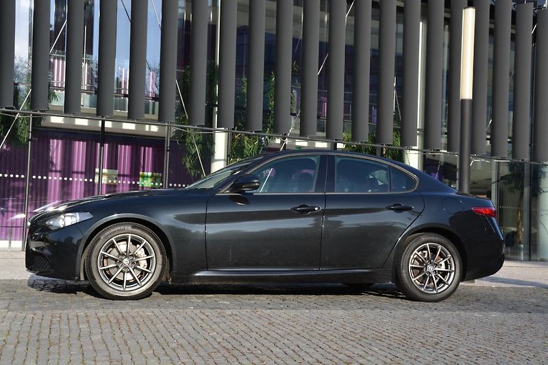 Alfa Romeo Giulia (2018) 2.2 jTDm Super Business plus A - fotka 2 z 20