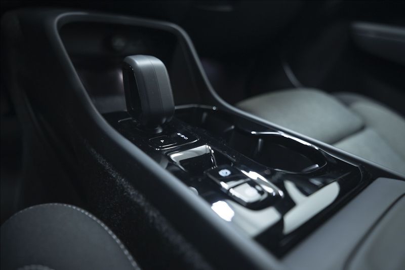 Volvo XC40 2,0 B3 NAVI KAMERA 360° TAŽNÉ - fotka 21 z 38