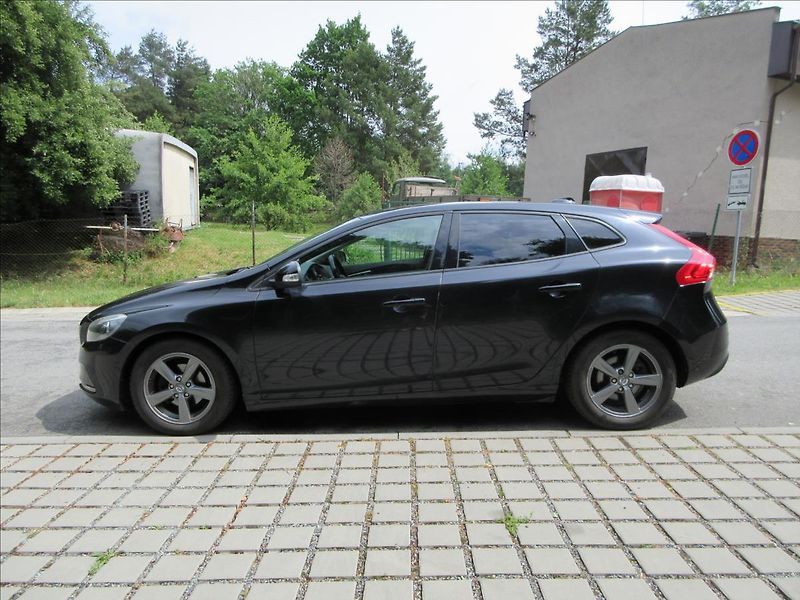 Volvo V40 1,6 D D2, 84Kw, Klima, park.sy - fotka 6 z 28
