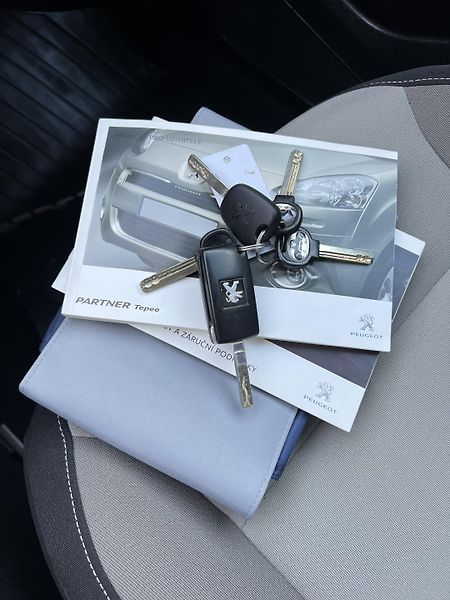 Peugeot Partner Tepee 1.6i KLIMA KOUPENO V ČR 1.MAJ. - fotka 30 z 37