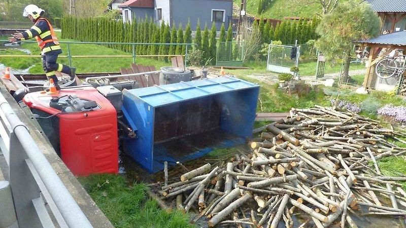 Řidič náklaďáku, který převážel dřevo k rodinnému domu ve Vápenné, skončil i s autem v říčce Vidnávce, 19. dubna 2024