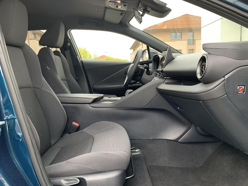 Toyota C-HR STYLE 2.0 PHEV 223k e-CVT - fotka 25 z 26
