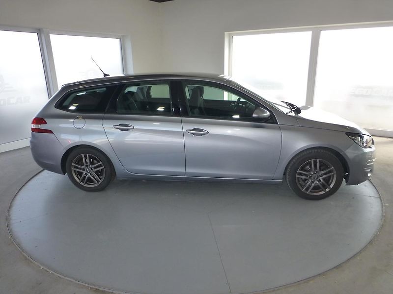 Peugeot 308 (2016) 1,6HDI*NAVIGACE**PARKS**TAŽNÉ - fotka 4 z 26
