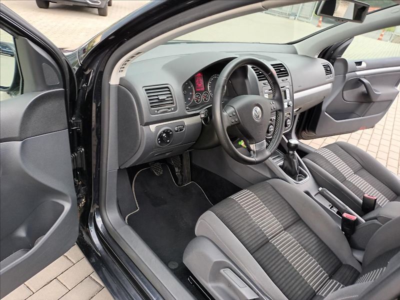 Volkswagen Golf 1,6 MPI,75KW,VÝHŘEV,DIGIKLIMA - fotka 15 z 39