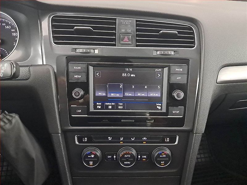 Volkswagen Golf (2018) 1.0 TSI, Tempomat - fotka 12 z 20