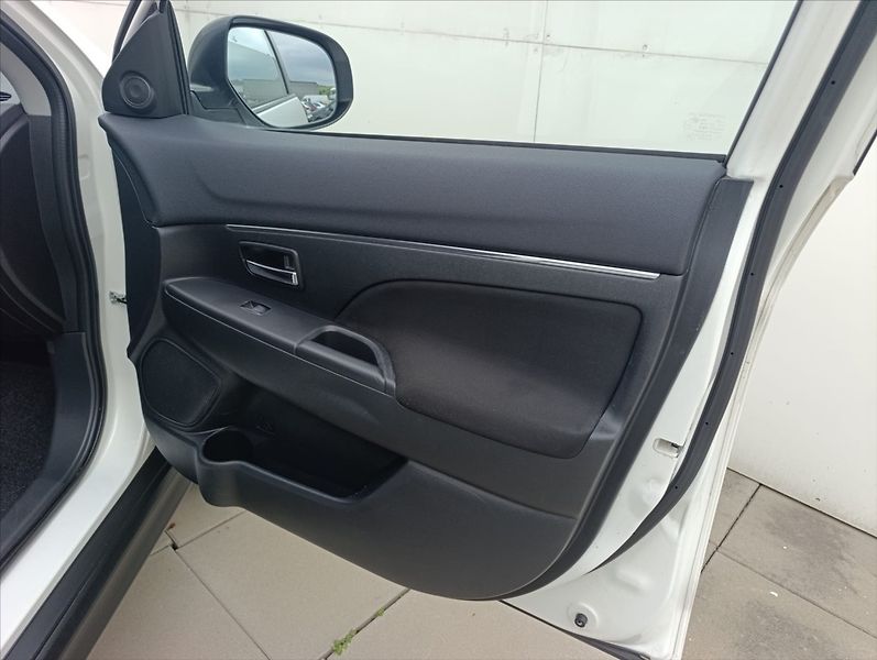 Mitsubishi ASX 1,6 DI-D 4x4 Kamera Navigace - fotka 26 z 37