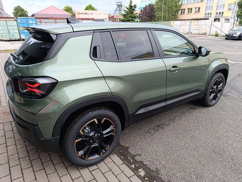 Jeep Avenger (2026) 85th Anniversary 1,2 e-Hybrid - fotka 14 z 47