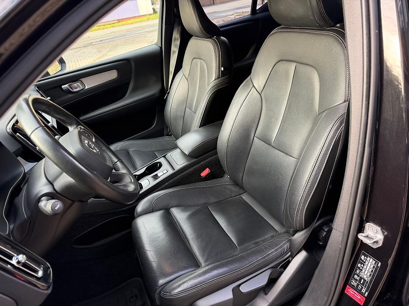 Volvo XC40 2,0 D D4 AWD Momentum - fotka 9 z 33