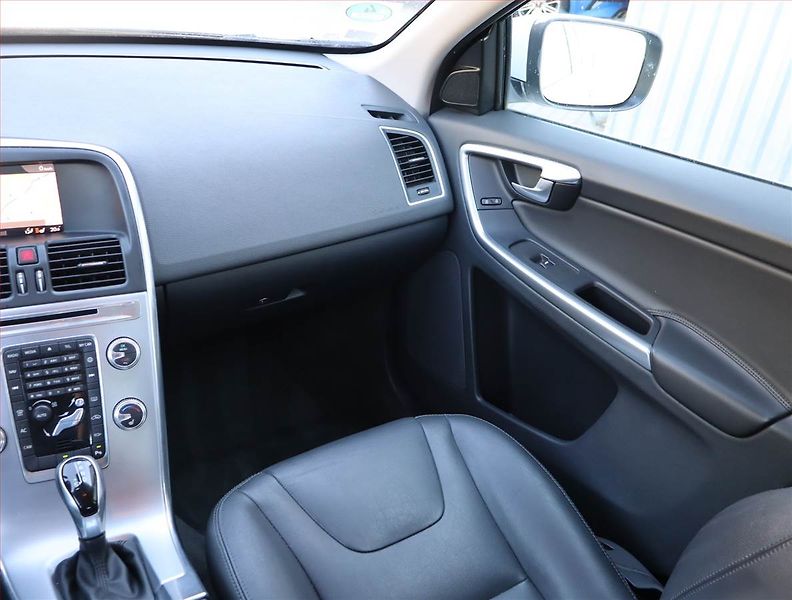 Volvo XC60 (2017) D4, Automat, Kůže, Navi - fotka 8 z 19