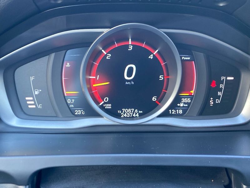 Volvo V60 D3 FWD MOMENTUM - fotka 17 z 30
