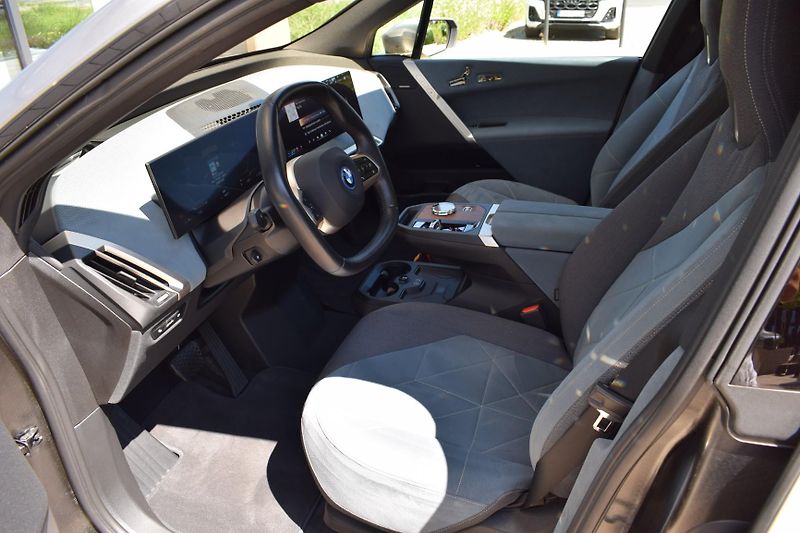 BMW iX (2024) iX40xD/pano/360 - fotka 19 z 46