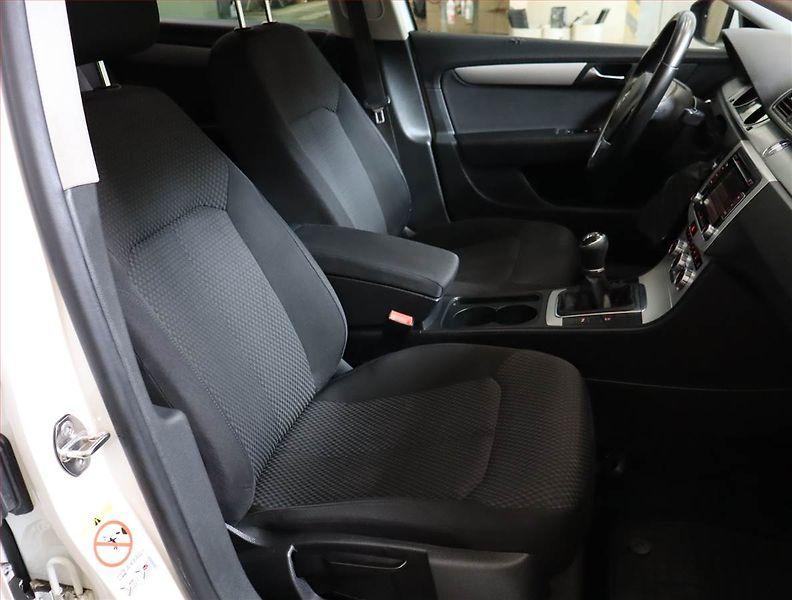 Volkswagen Passat (2013) 1.6 TDI, Serv.kniha, Tempomat - fotka 9 z 20