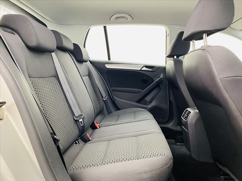 Volkswagen Golf 1,6 TDI 77kW - fotka 8 z 22