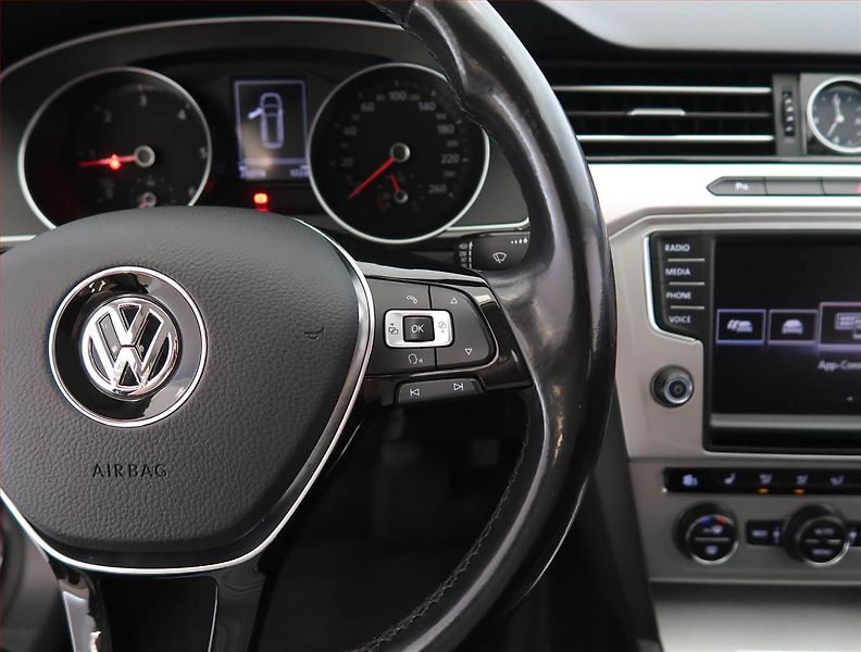 Volkswagen Passat (2015) 2.0 TDI, Navi, Tempomat - fotka 19 z 22