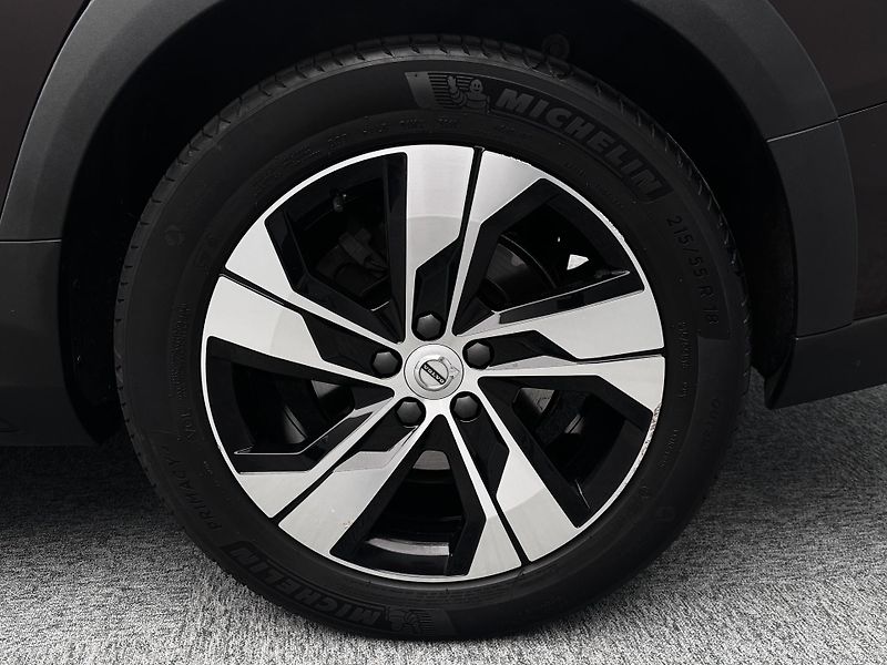 Volvo V60 CC D4 AWD MOMENTUM REZERVACE - fotka 43 z 43
