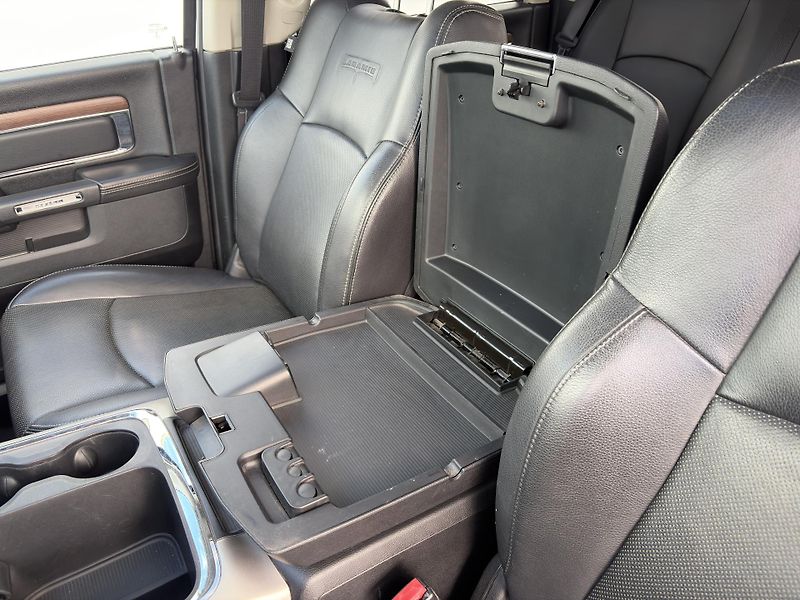 Dodge RAM (2016) 1500 Laramie V8 HEMI - fotka 30 z 40