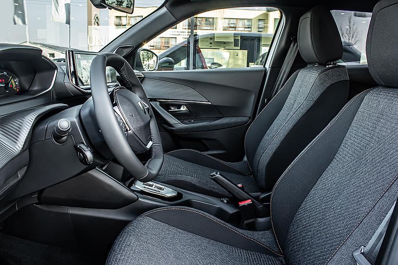 Peugeot 2008 (2026) 1,2 BUSINESS Hybrid 145 e-DCS6 - fotka 11 z 16