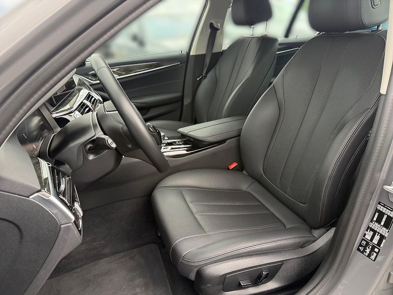 BMW Řada 5 (2022) xDRIVE 520d 140kW 4x4 CZ DPH - fotka 7 z 11
