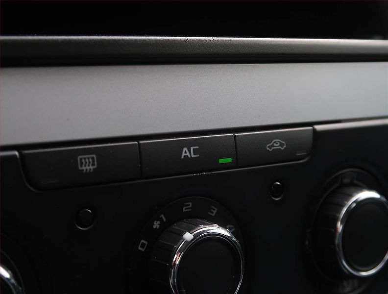 Škoda Octavia (2010) Ambiente 1.6 TDI, Serv.kniha - fotka 15 z 15