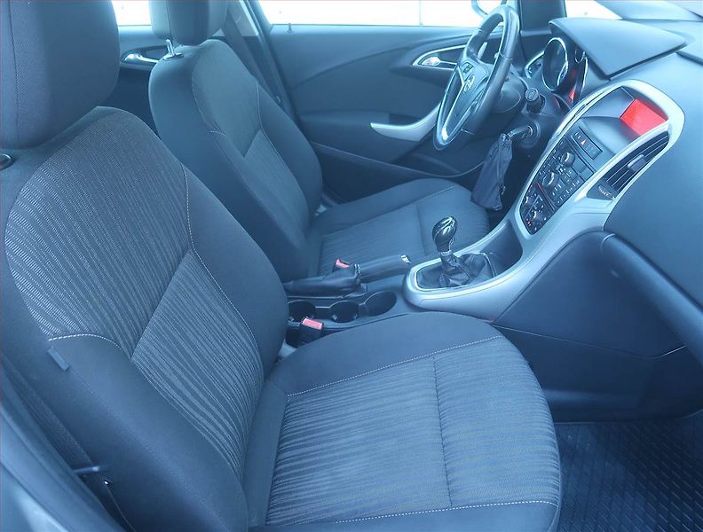 Opel Astra (2011) 1.4 T, po STK, pěkný stav - fotka 9 z 13