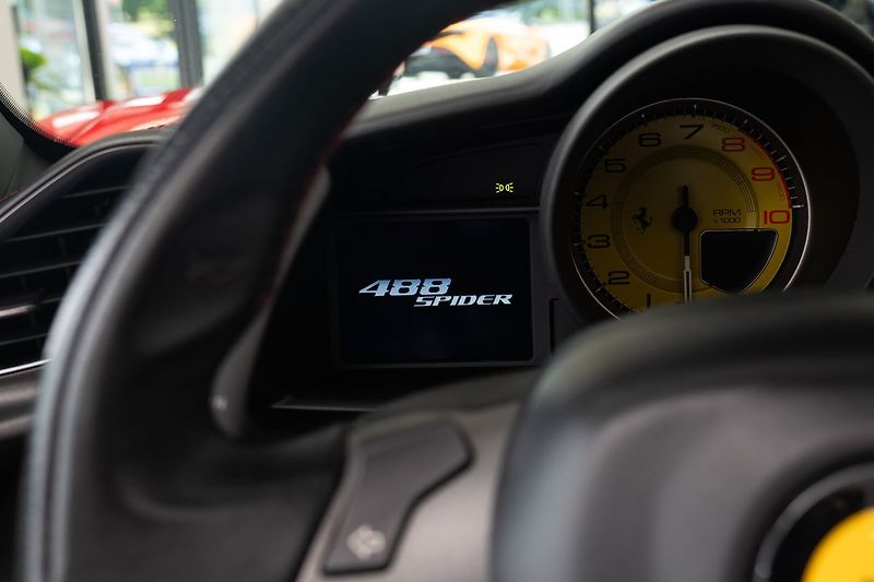Ferrari 488 - fotka 13 z 19