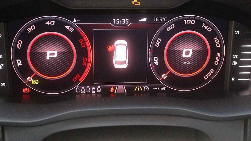 Vybírání vozu v showroomu Škoda Plus