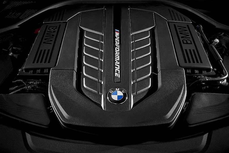 BMW M760Li xDrive.