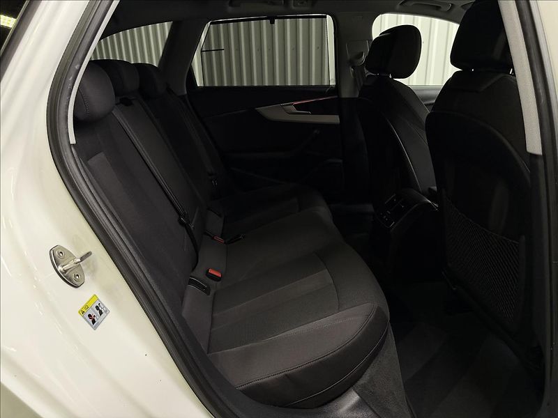 Audi A4 35TDI MHEV S-LINE MATRIX LED - fotka 40 z 46