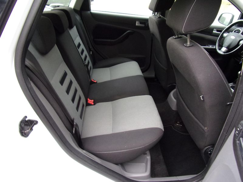 Ford Focus (2010) 1.6i74kW STYLE NYNÍ PO SERVISE - fotka 16 z 19