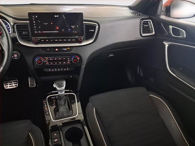 Kia Ceed (2023) 1.5 T-GDI - fotka 8 z 17