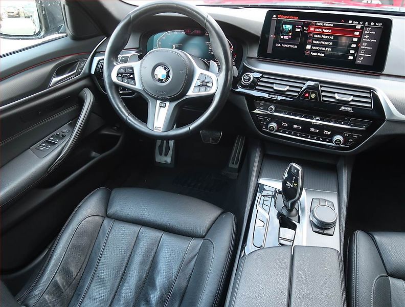 BMW Řada 5 (2020) M Sport 530d xDrive - fotka 7 z 14