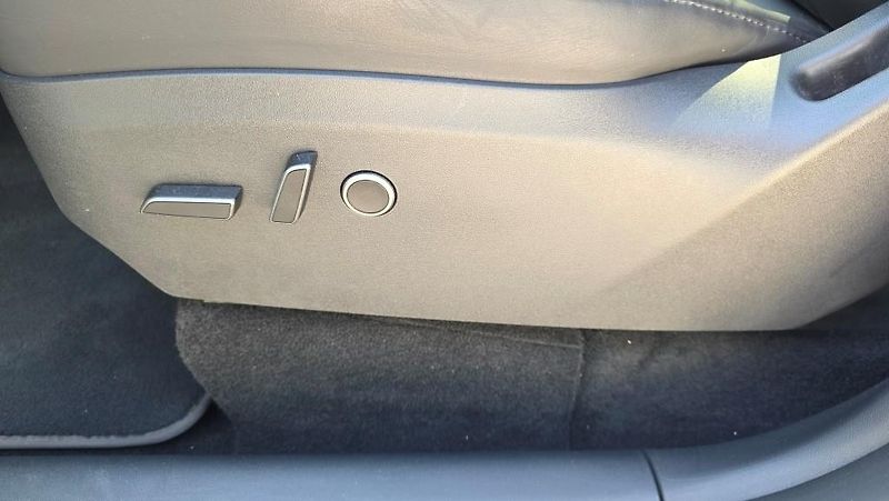 Tesla Model Y (2023) Long Range AWD DE SoH 92,4% - fotka 19 z 41