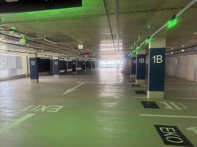 Přes šest set stání mají řidiči od úterý k dispozici v novém parkovacím domě a jeho blízkém okolí mezi brněnskými ulicemi Veveří, Bulínova a Šumavská.