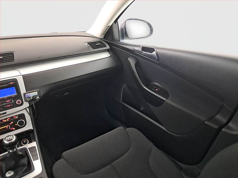 Volkswagen Passat (2009) 2.0 TDI, po STK, zamluveno - fotka 8 z 15