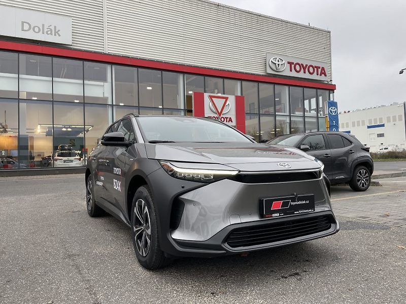 Toyota bZ4X Electric 2x4 150kW 204k - fotka 1 z 34