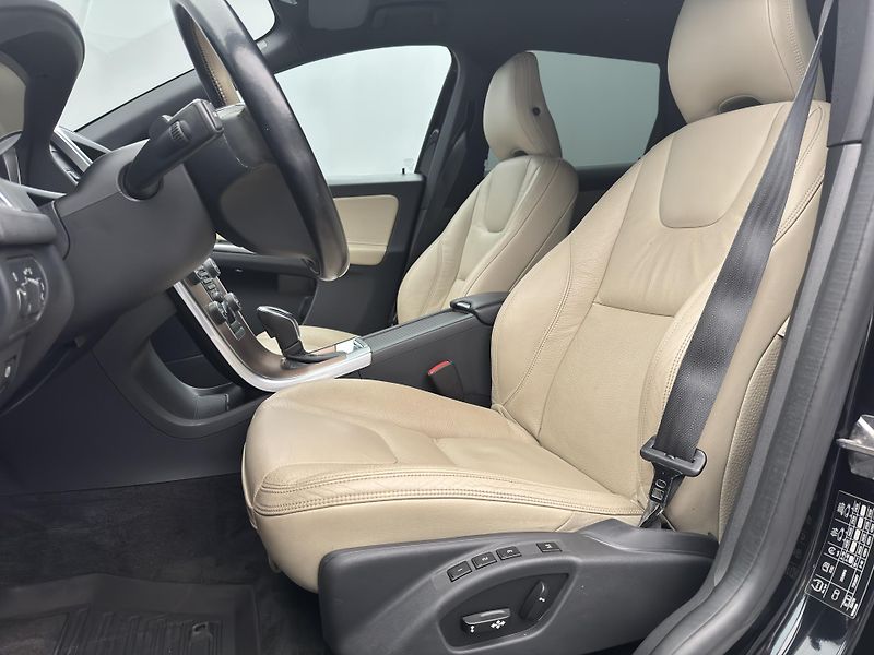Volvo XC60 D4 AWD SUMMUM AUT CZ 1.maj - fotka 4 z 40