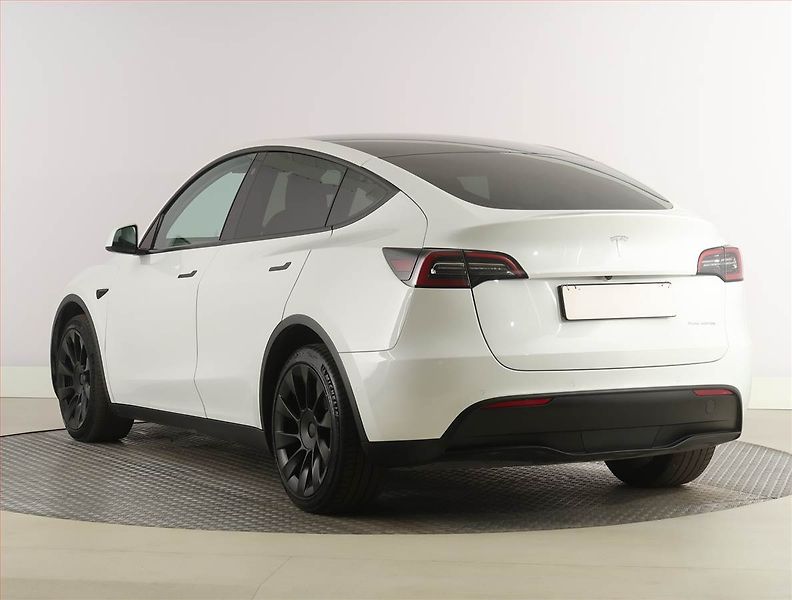 Tesla Model Y (2021) Long Range AWD 75kWh, SoH 91% - fotka 4 z 33