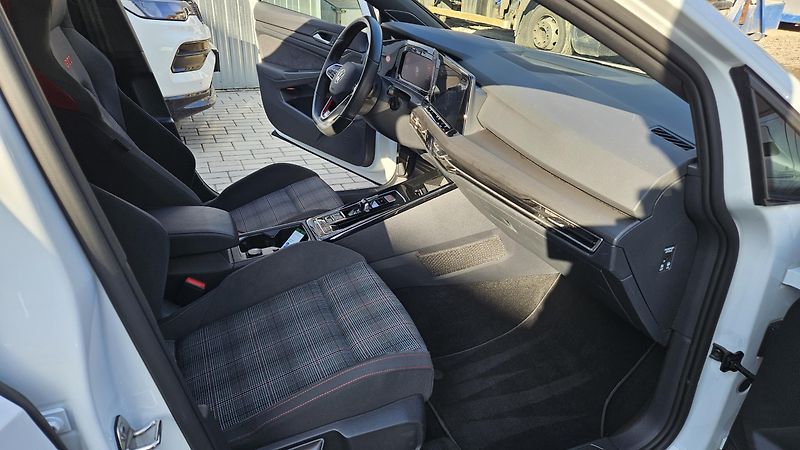Volkswagen Golf (2024) GTI 2.0TSI 180kW DSG - fotka 14 z 34