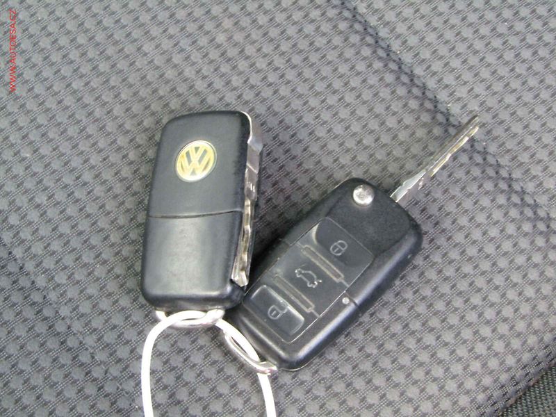 Volkswagen Golf (2009) 2.0 TDi, AC, výhřev sed - fotka 17 z 17