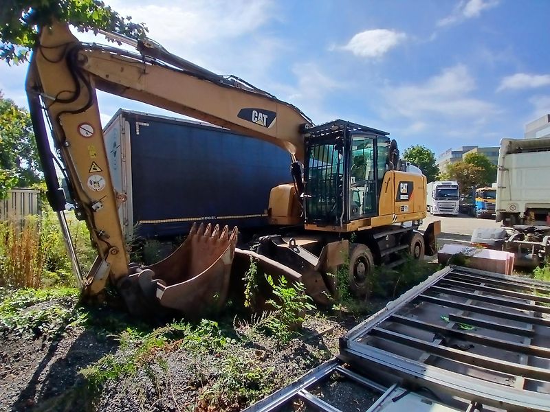 Caterpillar (2015) kolový bagr MH 3022 - fotka 3 z 23