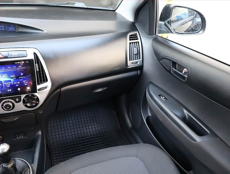 Hyundai i20 (2015) 1.2, Serv.kniha, Navi - fotka 8 z 19