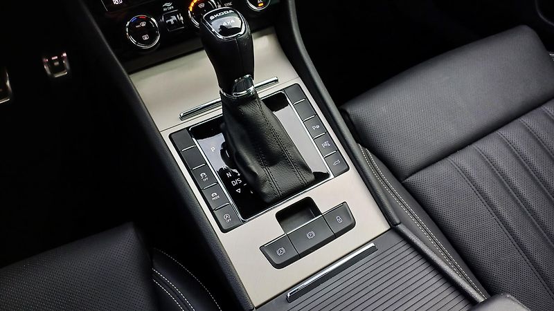 Škoda Superb L&K 147kW TDI 4x4 WEBA-PANO-TZ - fotka 32 z 50
