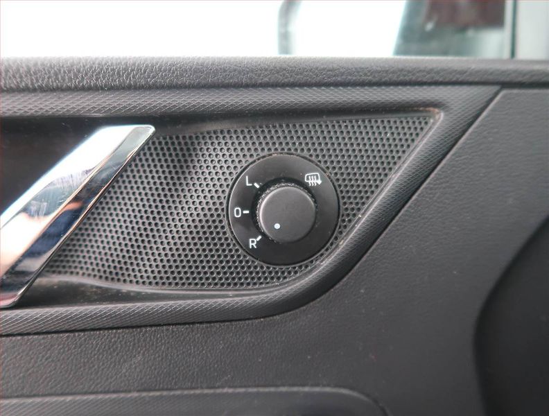 Škoda Rapid (2013) 1.2 TSI, Vyhř. sedaček - fotka 18 z 18