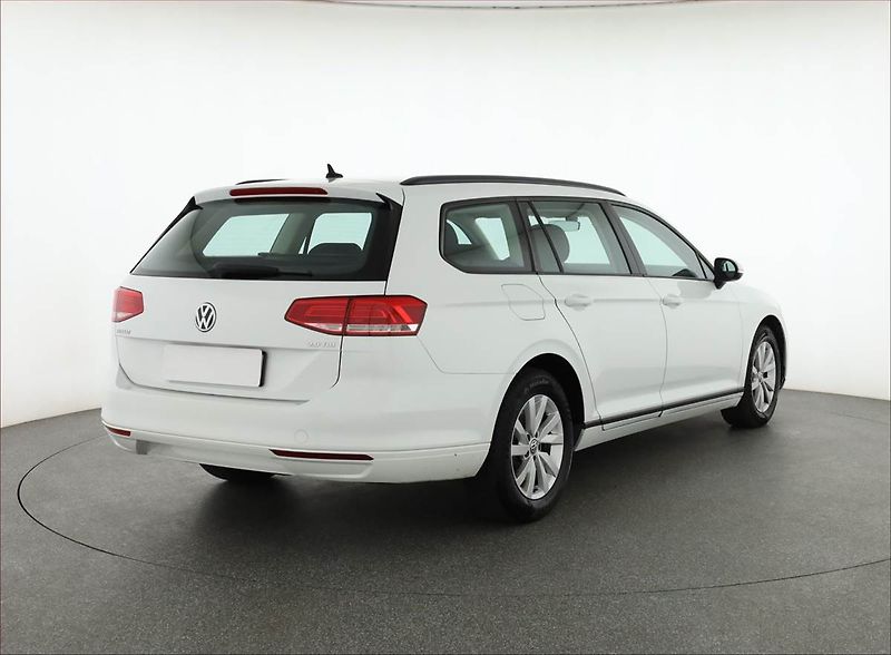 Volkswagen Passat (2017) 2.0 TDI, Serv.kniha, Navi - fotka 5 z 15