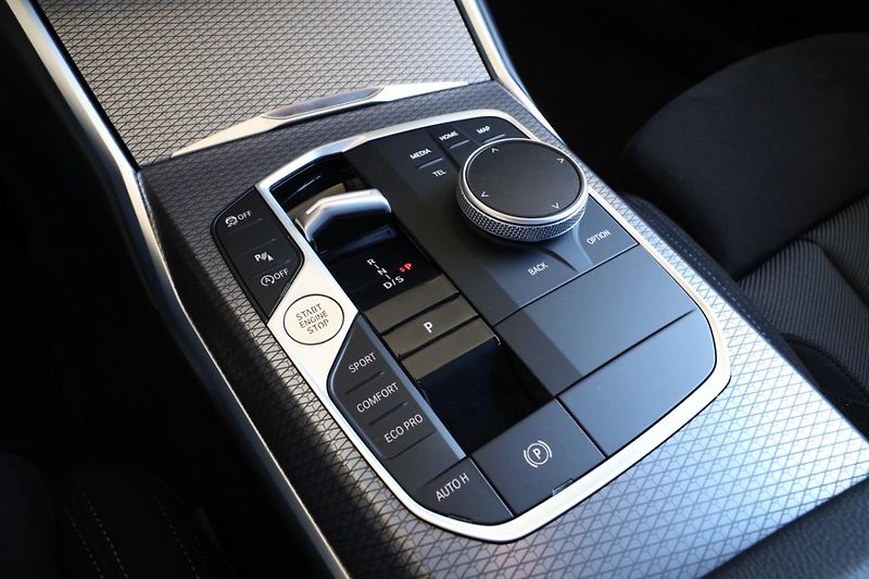 BMW Řada 3 330i xDrive Touring - fotka 10 z 22