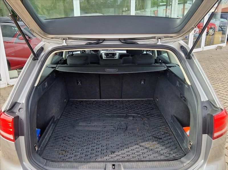 Volkswagen Passat 1,4 TSI 110kW BM SENZORY NOSIČ - fotka 11 z 42