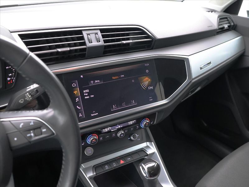 Audi Q3 1,5 35 TFSI S tronic S line CZ - fotka 19 z 33