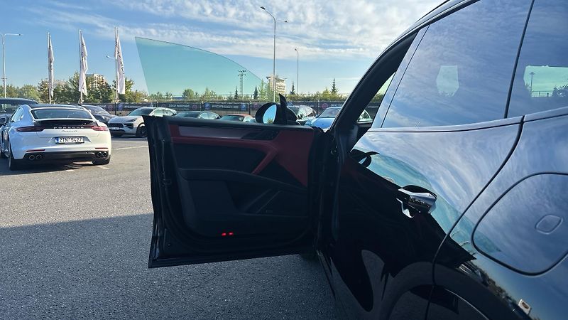 Porsche Cayenne Turbo Electric - fotka 21 z 25