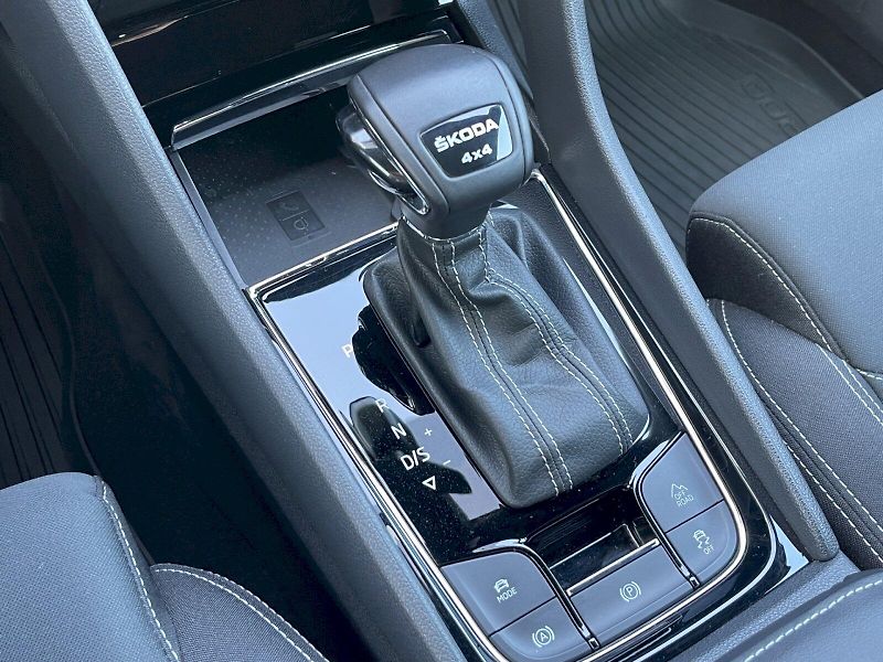 Škoda Karoq (2024) 2.0 TSI 140kW SportLine DSG 4x - fotka 12 z 35